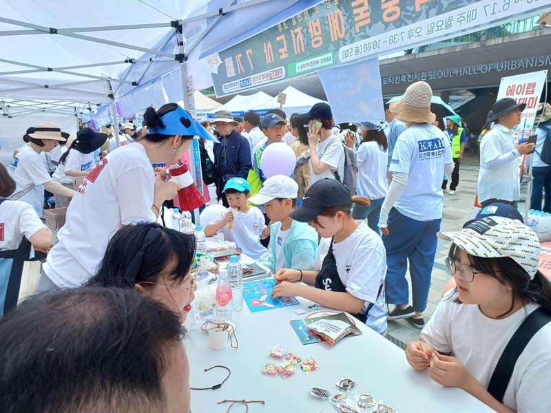 ▲성별 염색체 팔찌를 이용한 성별 체험. ⓒ한가협