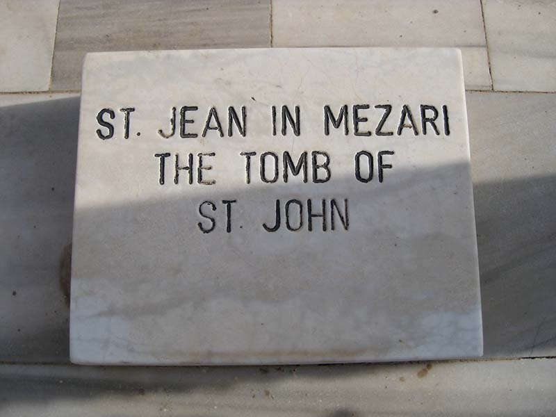 ▲교회 유적 바닥에 있는 요한의 무덤 표식판.