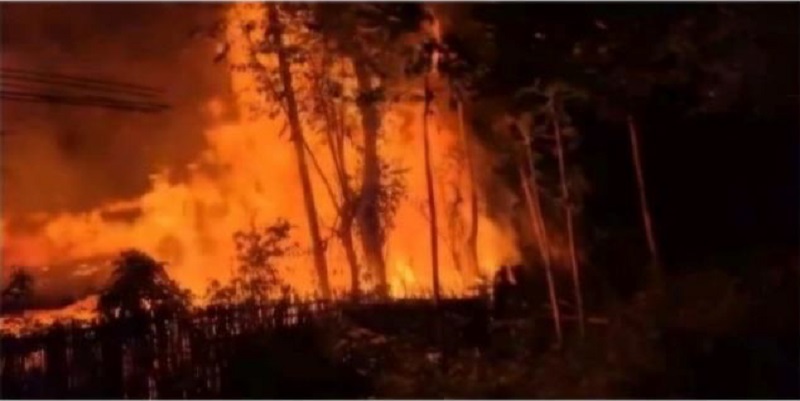 ▲마니푸르 주정부 경찰 특공대가 기독교 쿠키족들이 살고 있는 아쌈주 지리밤 지역의 마을을 불태웠다.&nbsp;ⓒ현지 사역자 A씨 제공