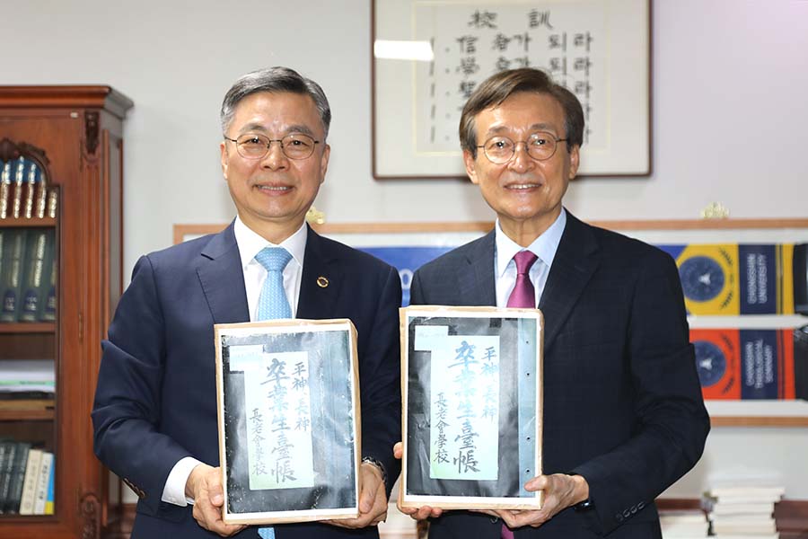 ▲(오른쪽부터) 김운용 총장이 박성규 총장에게 학적부 사본을 전달하고 있다. ⓒ장신대