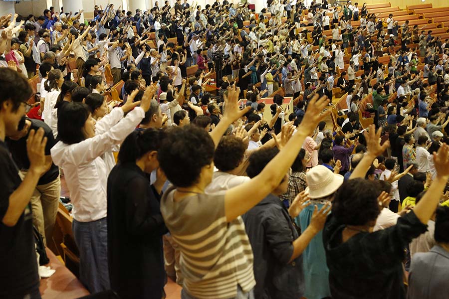 ▲참석자들이 손을 들고 기도하고 있다. ⓒ에스더기도운동