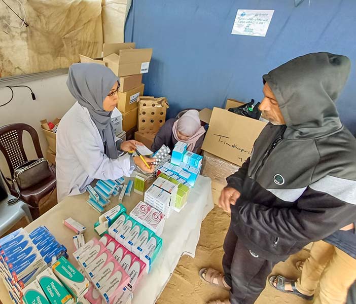▲희망친구 기아대책이 가자지구 협력단체를 통해 민간인들에게 필요 의약품을 나눠주고 있다. ⓒ기아대책