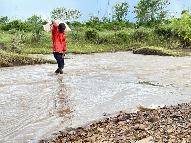 ▲지난 5월 케냐 키수무주 냔도에 내린 기록적인 폭우로 마을이 물에 잠긴 모습. ⓒ밀알복지재단