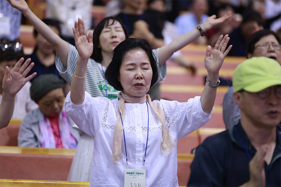 ▲성도들이 북한을 위해 기도하고 있다. ⓒ에스더기도운동