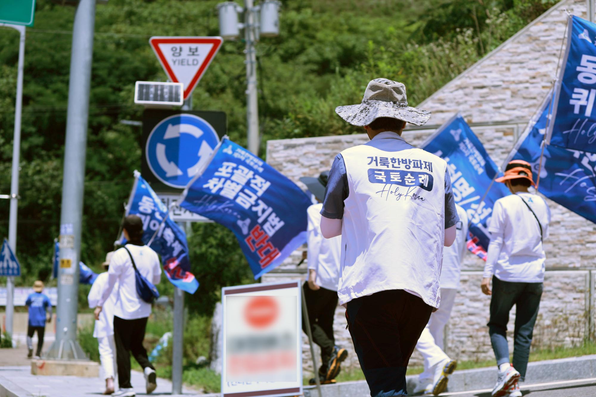 ▲제5차 국토순례는 휴전선 155마일 최북단, 인천과 경기, 강원을 잇는 432km의 구간이다. 8월 5일까지 27일간 일정으로 강화, 김포, 고양, 파주, 의정부, 양주, 동두천, 포천, 연천, 철원, 화천, 양구, 인제, 설악항 등 14개 지역에 동역자들을 세운다는 계획이다. 국토순례 첫날 순례단이 발걸음을 옮기고 있다.