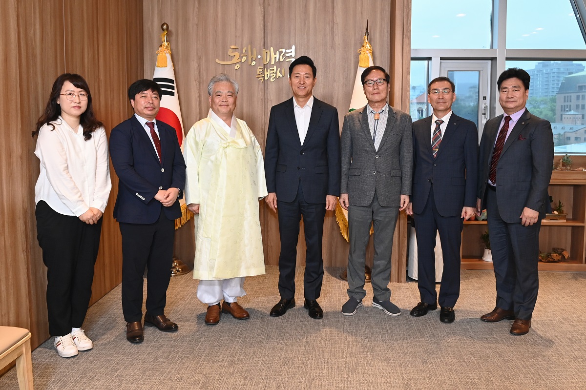 ▲왼쪽부터 박화연 이사, 김연식 상임이사, 박재성 훈민정음기념사업회 이사장, 오세훈 서울특별시장, 김동연 이사, 강창구 훈민정음탑건립조직위원회 공동추진위원장, 김진곤 전국학교운영위원총연합회장. ⓒ훈민정음기념사업회