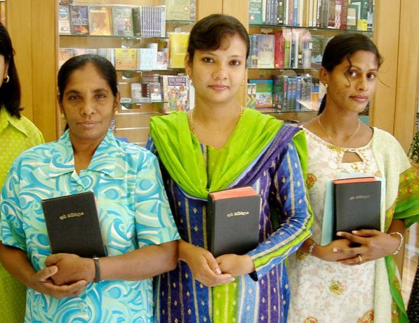 ▲걸프성서공회로부터 신할라어 성경을 받은 스리랑카 이주민들. ⓒUBS