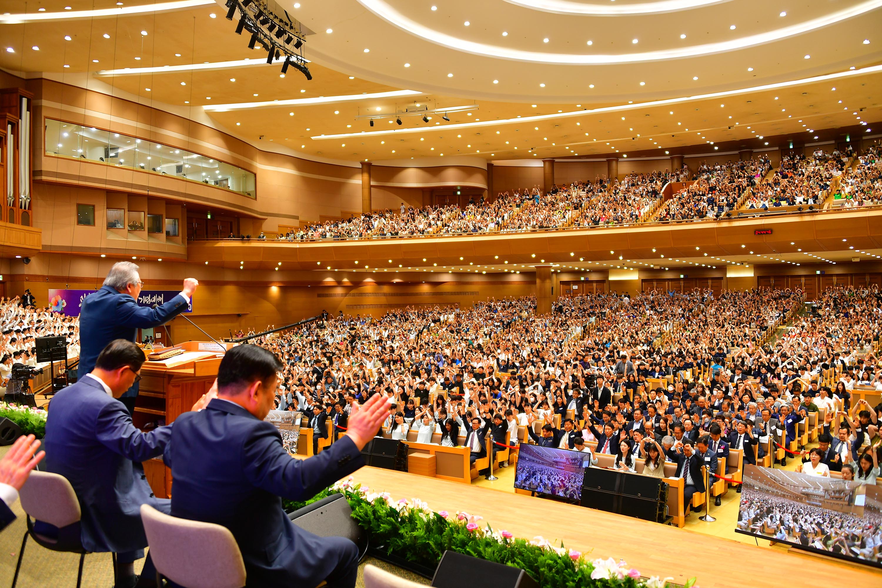 ▲한국교회총연합이 11일 오후 연세중앙교회에서 &lsquo;광복 79주년 한국교회 기념예배&rsquo;를 드렸다. 오정호 목사(합동 총회장)의 인도로 합심해 기도하는 성도들. ⓒ한교총