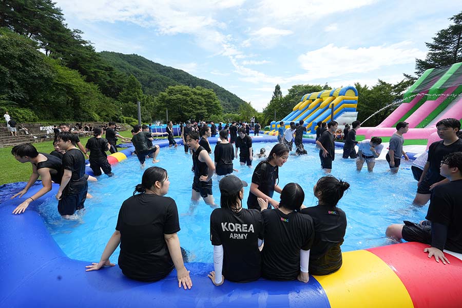 ▲명성수양관 고등부 학생들 수련회장에도 설치된 대형 수영장. ⓒ명성교회