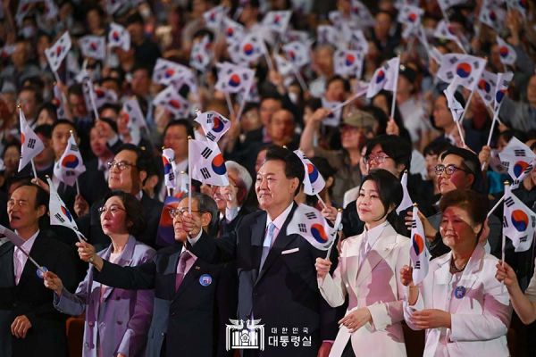 ▲윤석열 대통령 부부와 참석자들이 태극기를 흔들고 있다. ⓒ대통령실