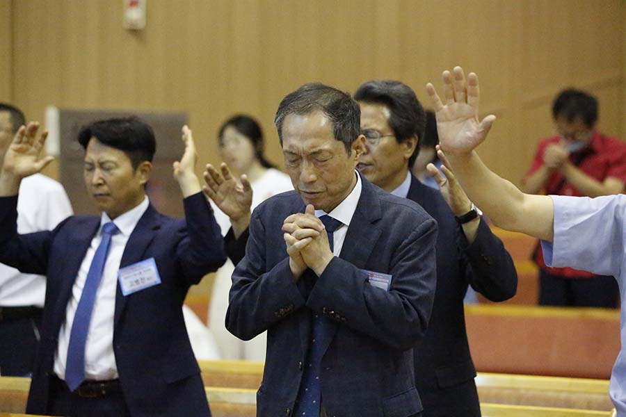 ▲길원평 교수가 기도하고 있다. ⓒ에스더기도운동