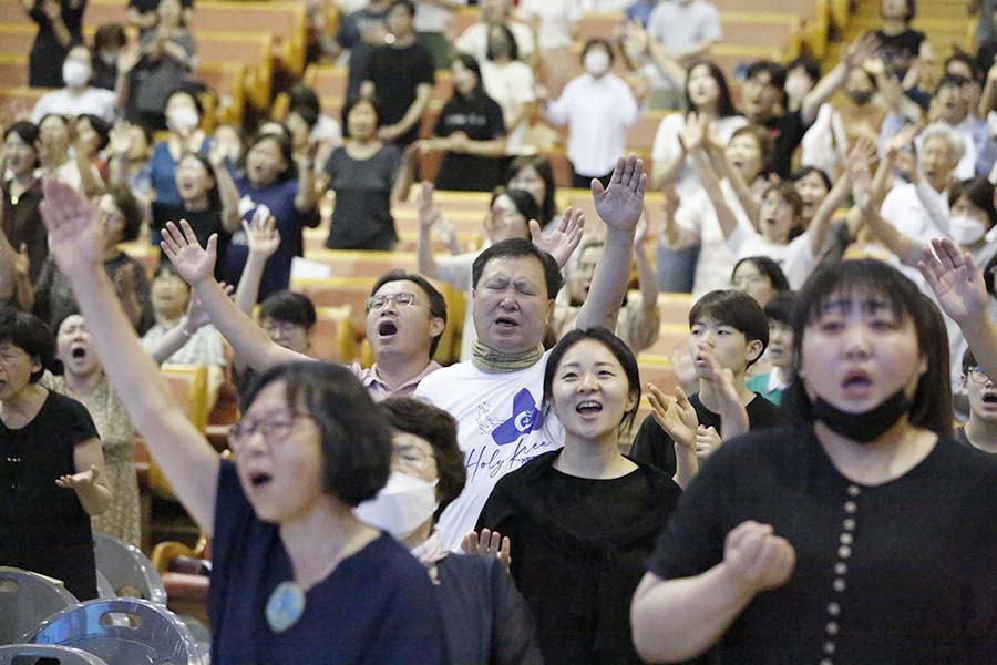 ▲청년들이 찬양하고 있다. ⓒ에스더기도운동