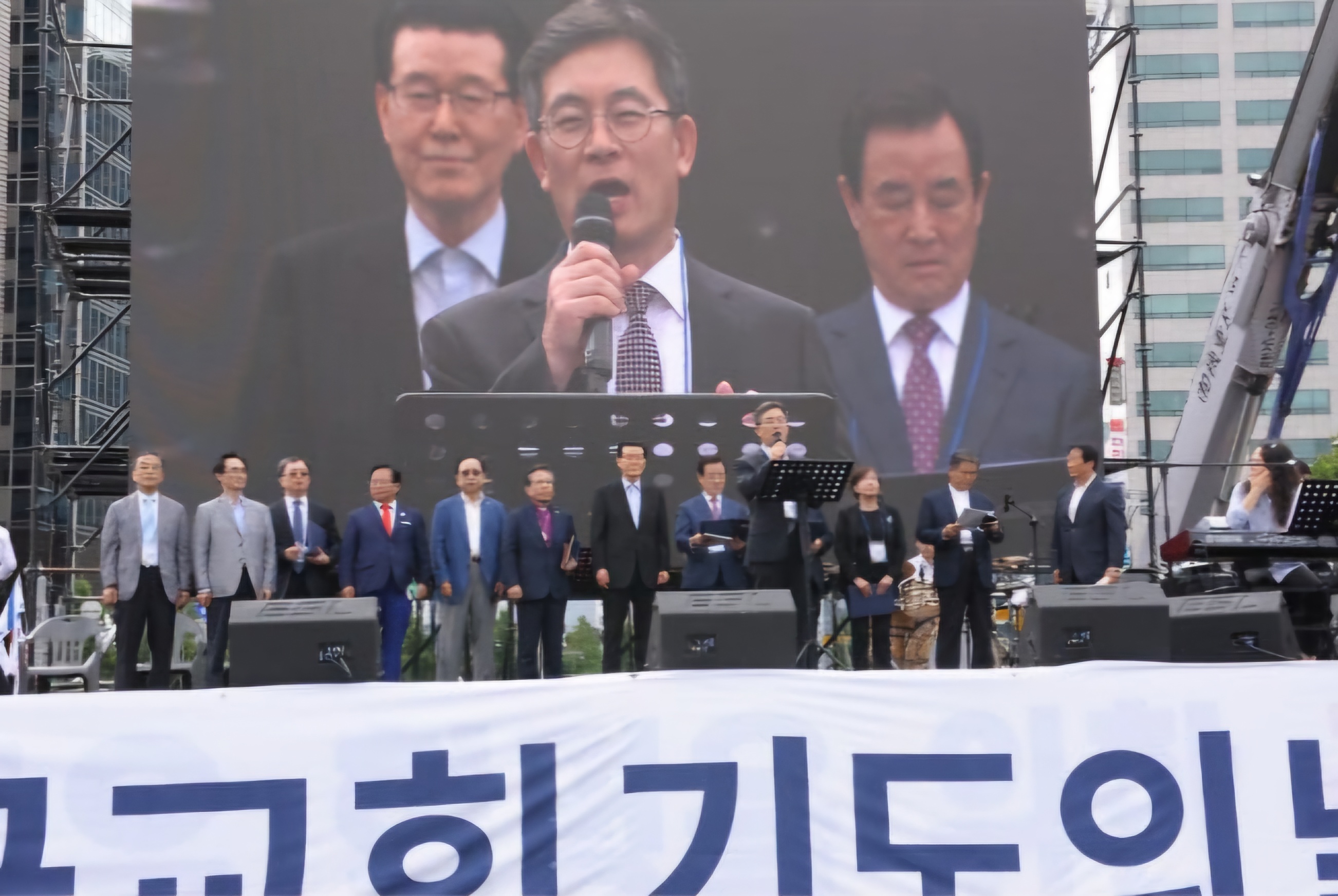 ▲2019년 10월 3일 기도회에서 교계 지도자들이 등단한 가운데 발언하는 전기총연 이사장 임영문 목사.