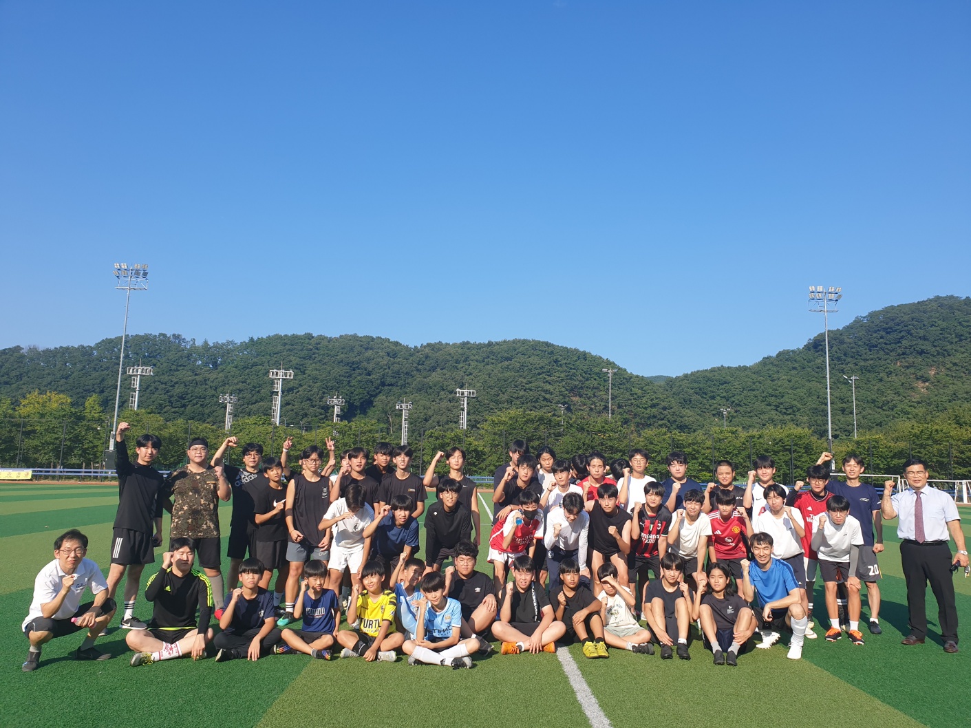 ▲축구대회에 참석자들이 기념촬영을 하고 있다.