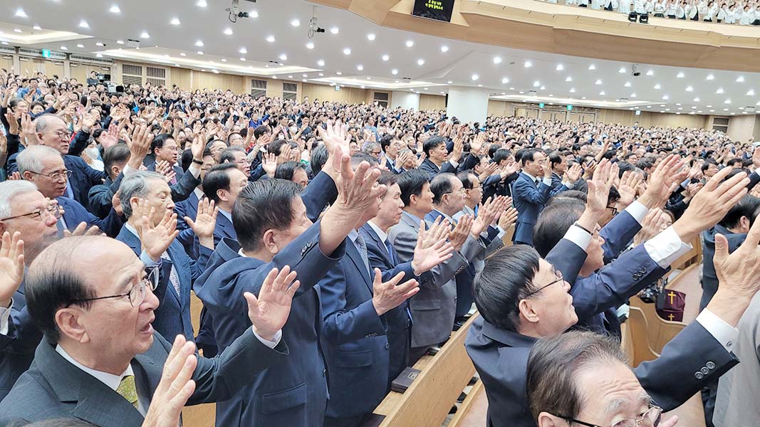 ▲성도들이 기도하고 있다. ⓒ이대웅 기자