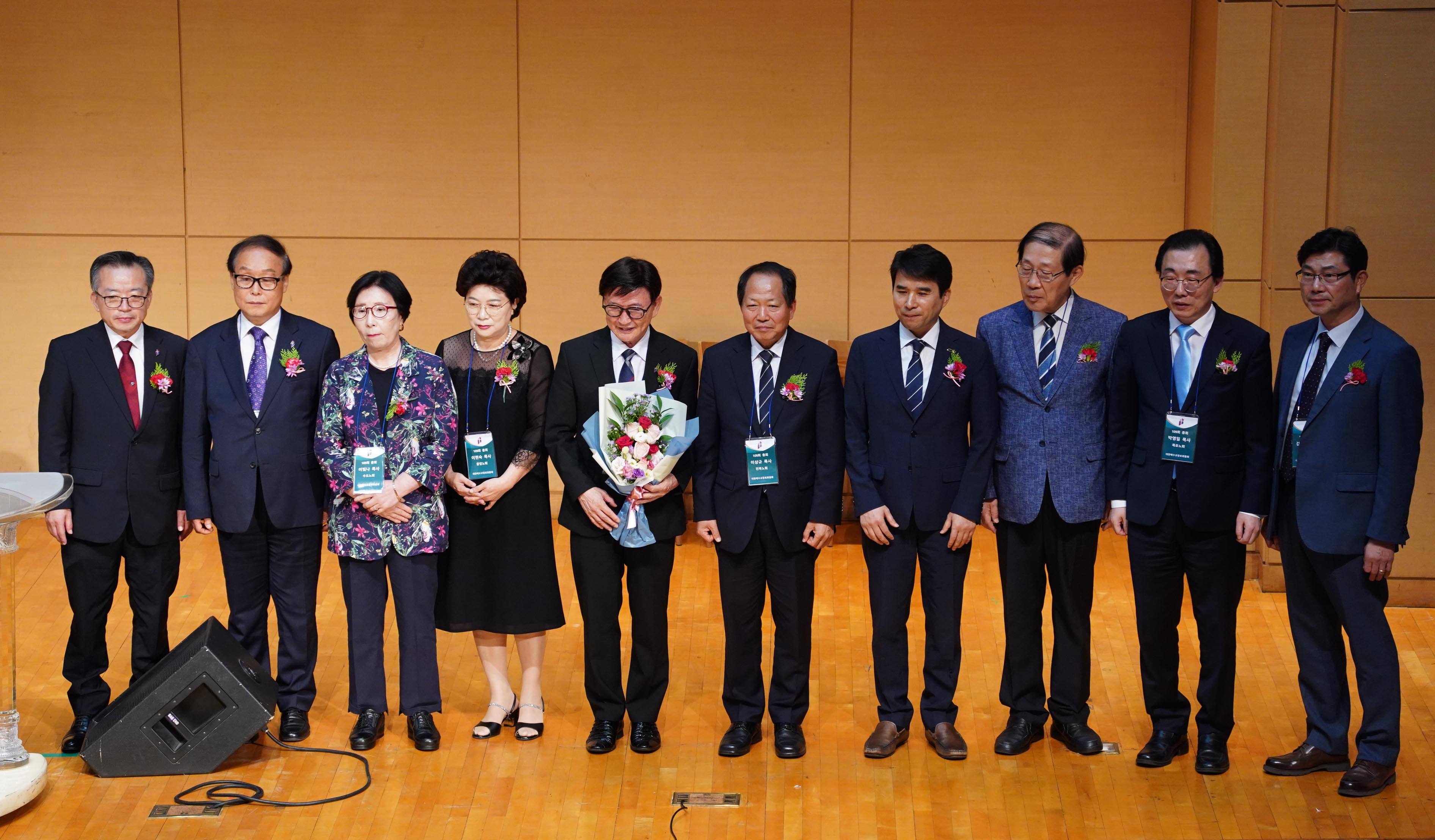 ▲예장 개혁 총회(통합 전 합동개혁-개혁)가 10일 오전 11시 서울 종로구 연지동 한국교회100주년기념관 대강당에서 제109회 정기총회를 열었다. 신 임원들이 인사하고 있다. ⓒ송경호 기자