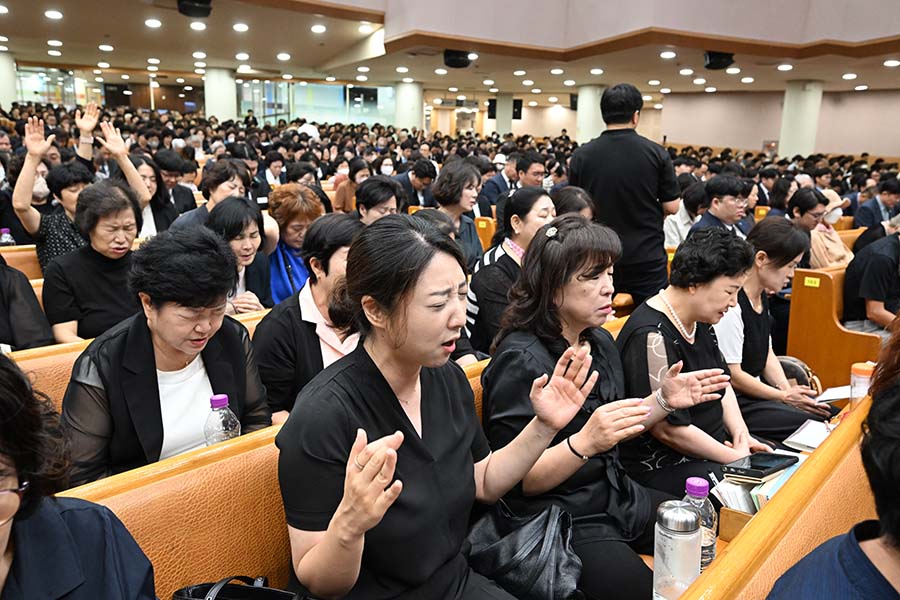 ▲성도들이 조용기 목사를 추억하며 기도하고 있다. ⓒ여의도순복음교회