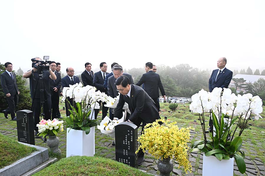 ▲14일 새벽 이영훈 목사가 조용기 목사 묘소에서 고인을 추모하고 있다. ⓒ여의도순복음교회