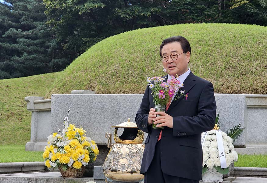 ▲꽃말을 설명하고 있는 조전혁 후보.