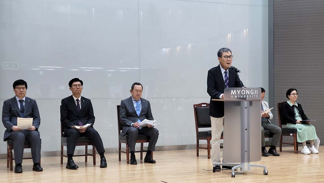 ▲김동호 목사가 설교하고 있다. 그 왼쪽으로 유병진 총장, 조정훈 의원. ⓒ이대웅 기자