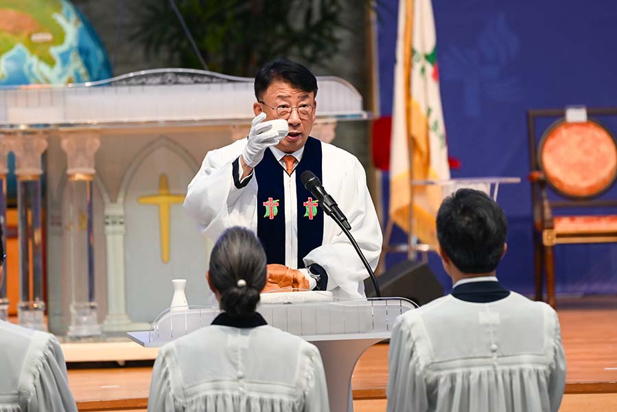 ▲개회예배에서 김영걸 목사가 성찬식을 집례하고 있다. ⓒ총회