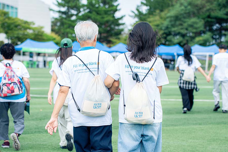 ▲학생 도우미가 참가자와 함께 마라톤을 뛰고 있는 모습. ⓒ한동대