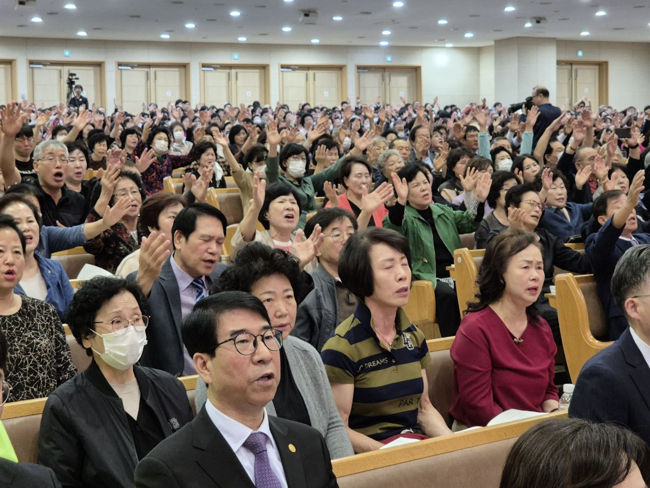 ▲참석자들이 두 손을 들고 찬양하고 있다. ⓒ이대웅 기자