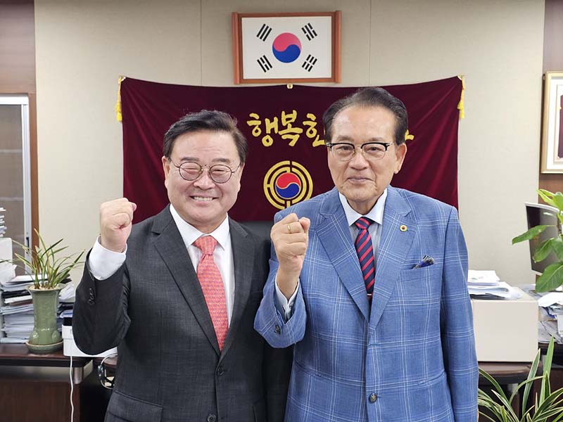 ▲(왼쪽부터) 조전혁 후보와 김호일 회장.