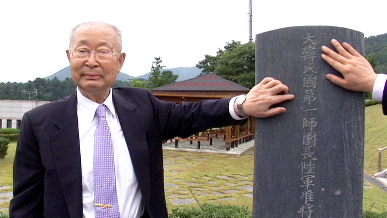 ▲백선엽 장군이 다부동 자신의 기념비 앞에서 소회에 젖은 모습.