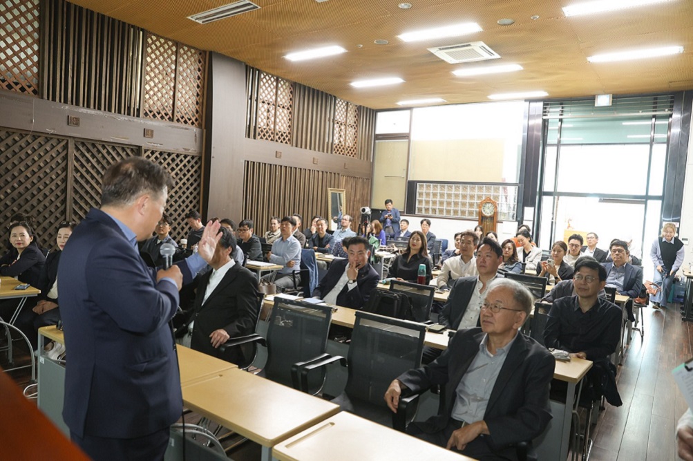 ▲&lsquo;명품가문의 법칙&rsquo; 북콘서트가 진행 중이다.&nbsp;&nbsp;