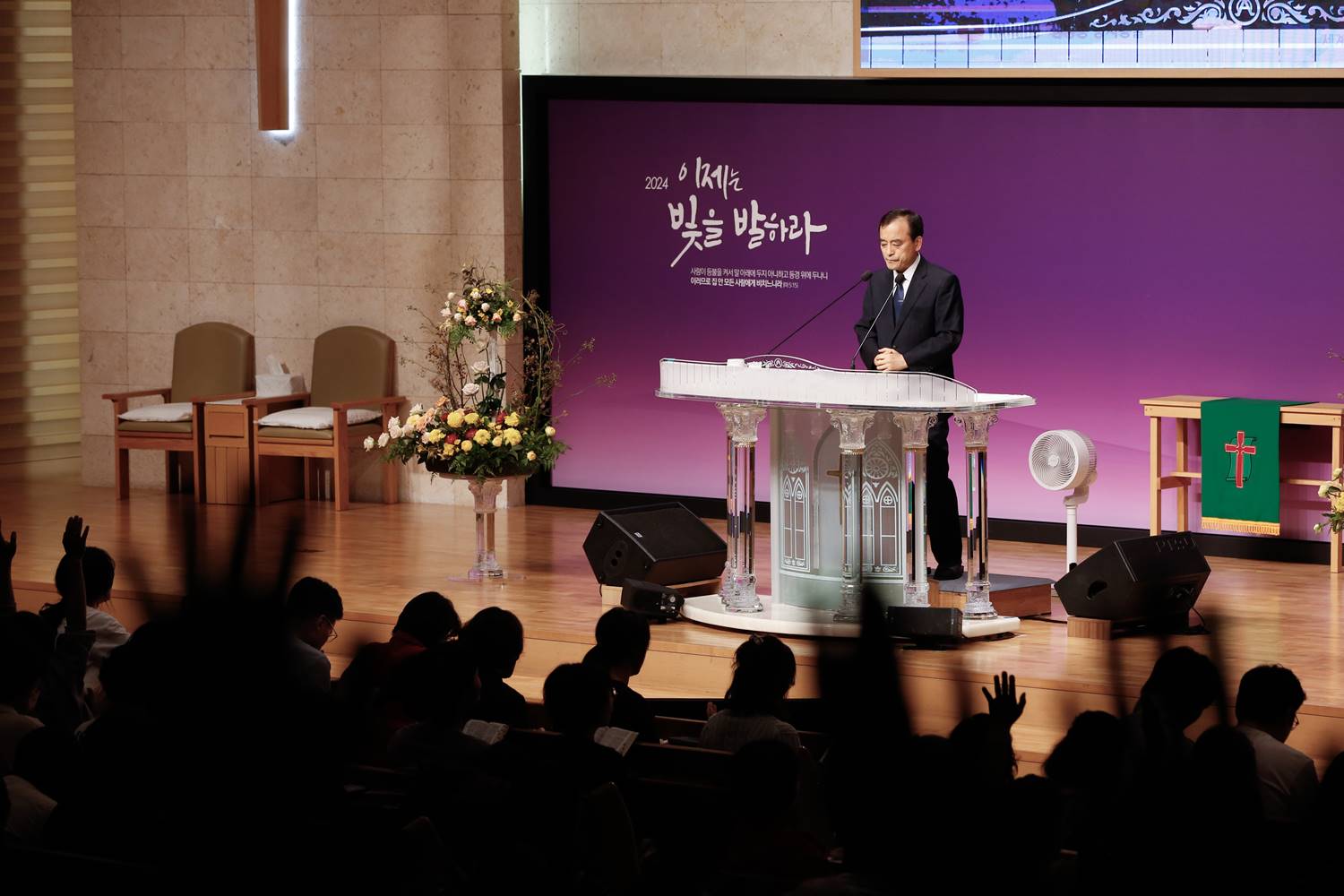 ▲설교 후 기도회를 인도한 이용희 교수(에스더기도운동 대표). ⓒ주최측 제공