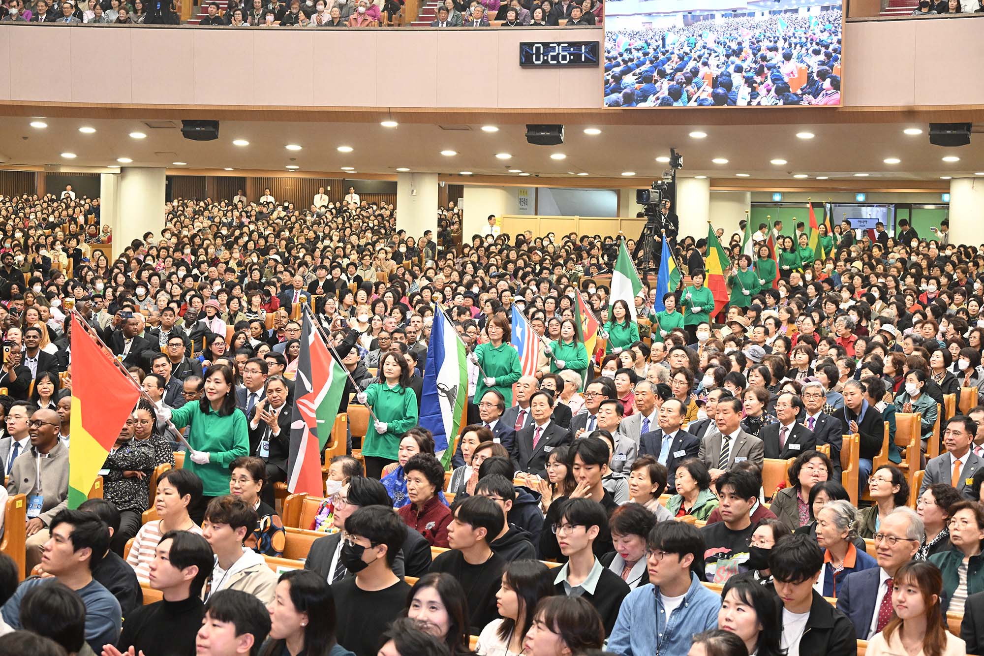 ▲개회예배 입장식에서 각 나라 국기가 입장하고 있다. ⓒ여의도순복음교회