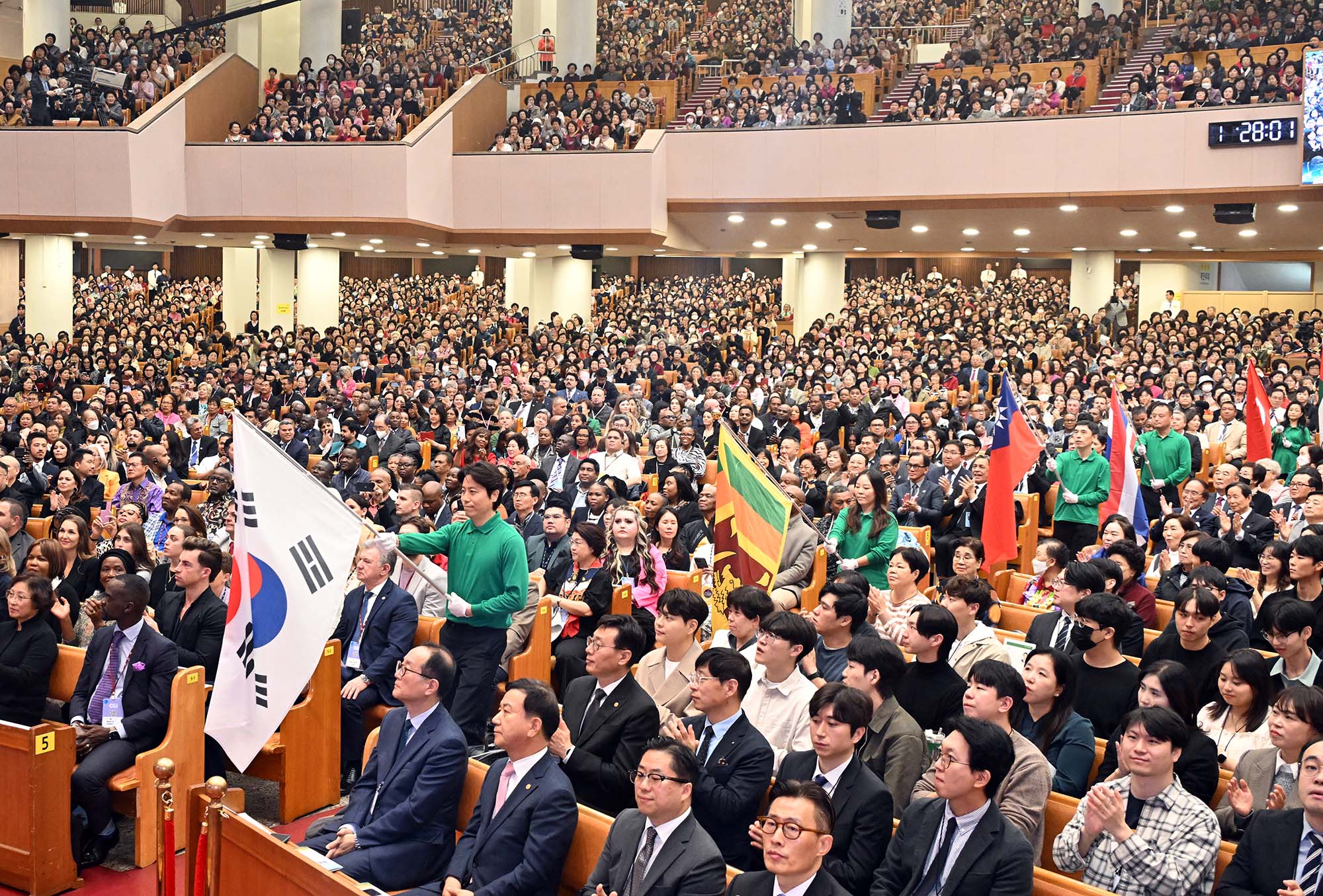 ▲태극기를 필두로 각국 깃발이 입장하고 있다. ⓒ여의도순복음교회