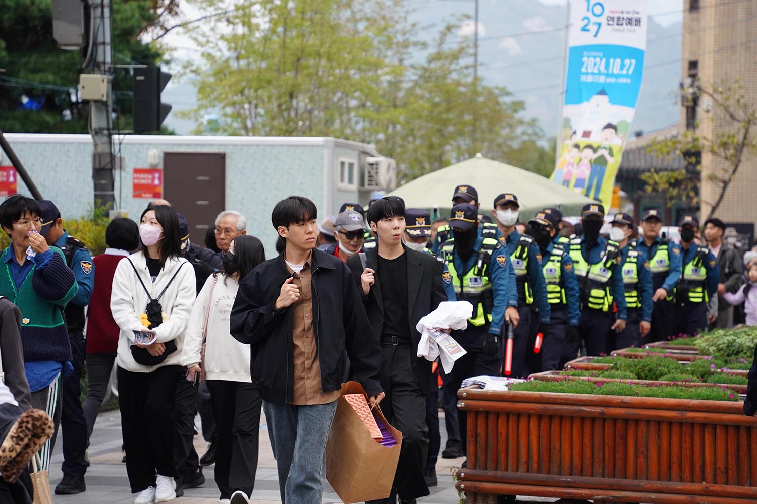 ▲10.27 한국교회 200만 연합예배 및 큰 기도회에 참석한 성도들. 사진은 서울시청 앞 광장 인근 참석자들 모습. ⓒ송경호 기자