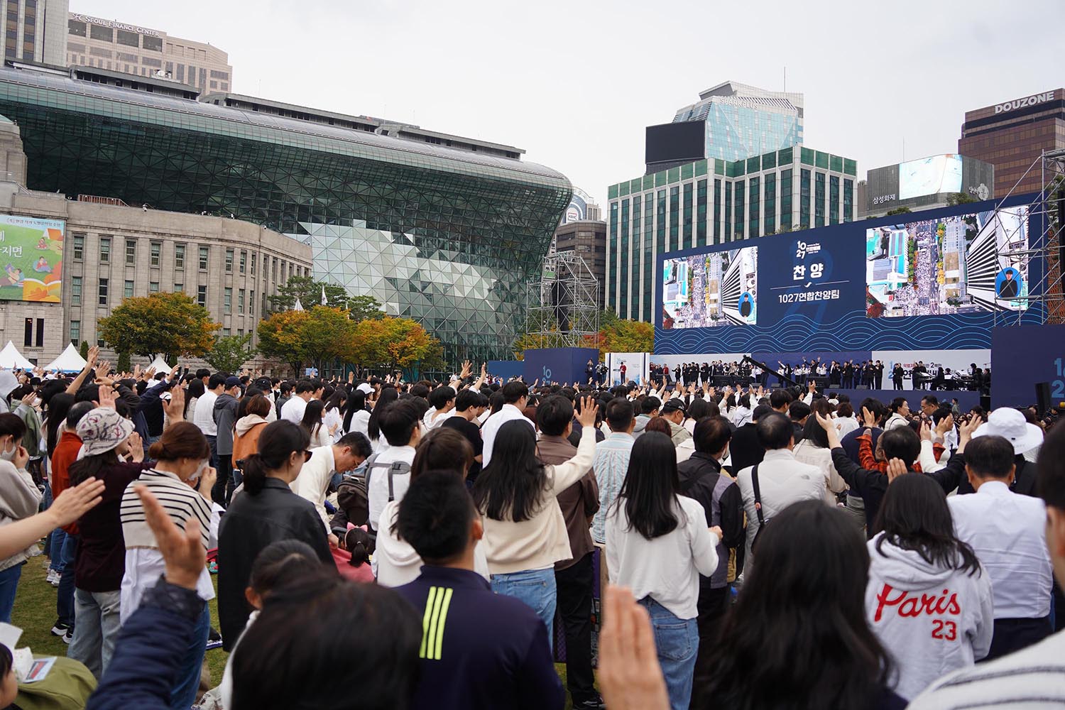 ▲10.27 한국교회 200만 연합예배 및 큰 기도회에 참석한 성도들. 사진은 서울시청 앞 광장 인근 참석자들 모습. ⓒ송경호 기자