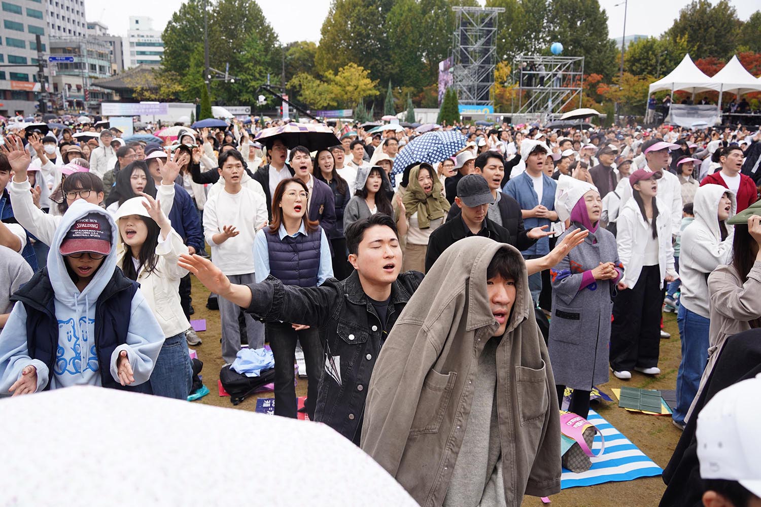 ▲10.27 한국교회 200만 연합예배 및 큰 기도회에 참석한 성도들. 사진은 서울시청 앞 광장 인근 참석자들 모습. ⓒ송경호 기자