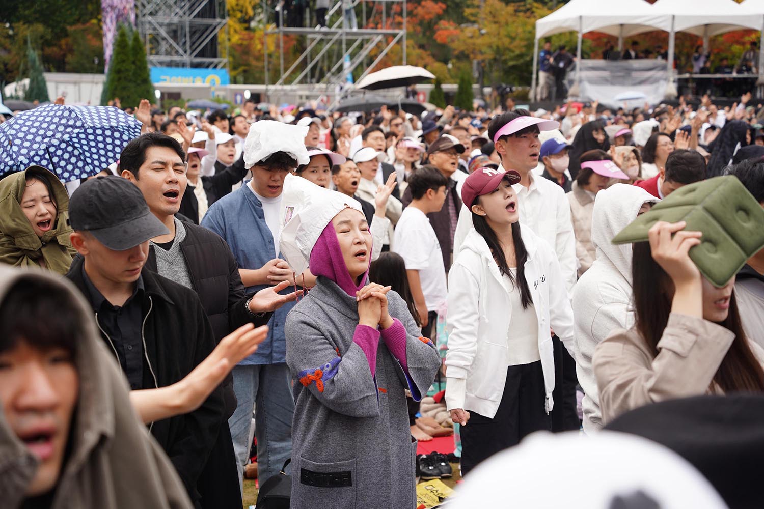 ▲10.27 한국교회 200만 연합예배 및 큰 기도회에 참석한 성도들. 사진은 서울시청 앞 광장 인근 참석자들 모습. ⓒ송경호 기자