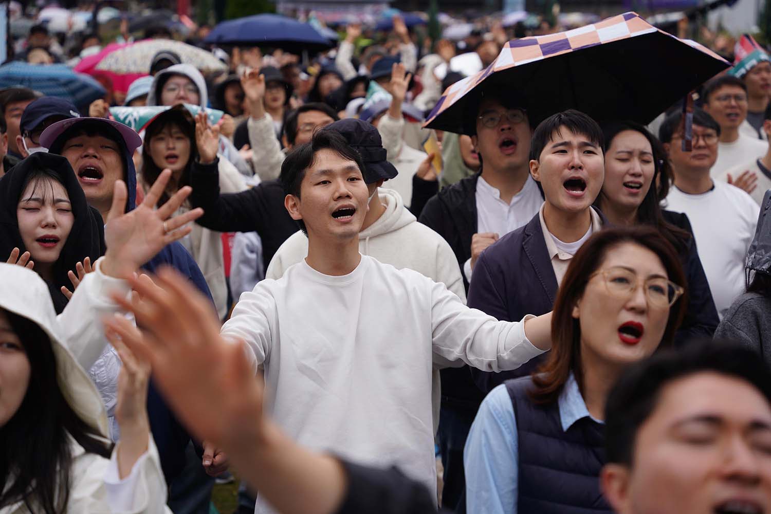 ▲10.27 한국교회 200만 연합예배 및 큰 기도회에 참석한 성도들. 사진은 서울시청 앞 광장 인근 참석자들 모습. ⓒ송경호 기자