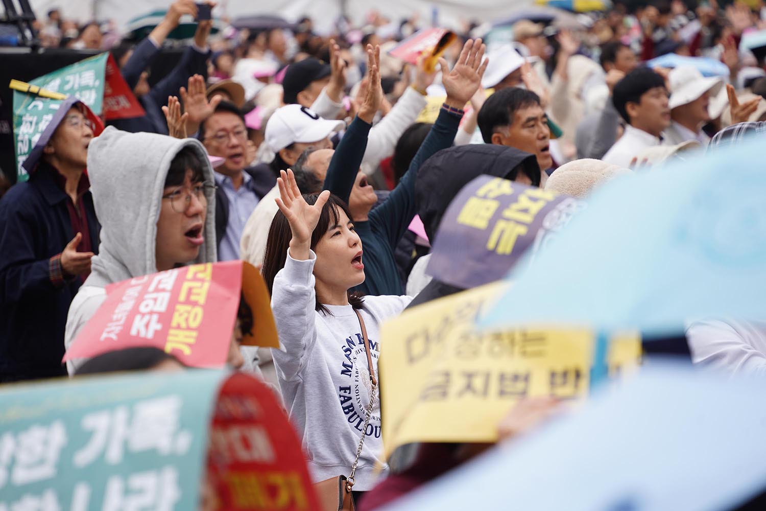 ▲10.27 한국교회 200만 연합예배 및 큰 기도회에 참석한 성도들. 사진은 서울시청 앞 광장 인근 참석자들 모습. ⓒ송경호 기자