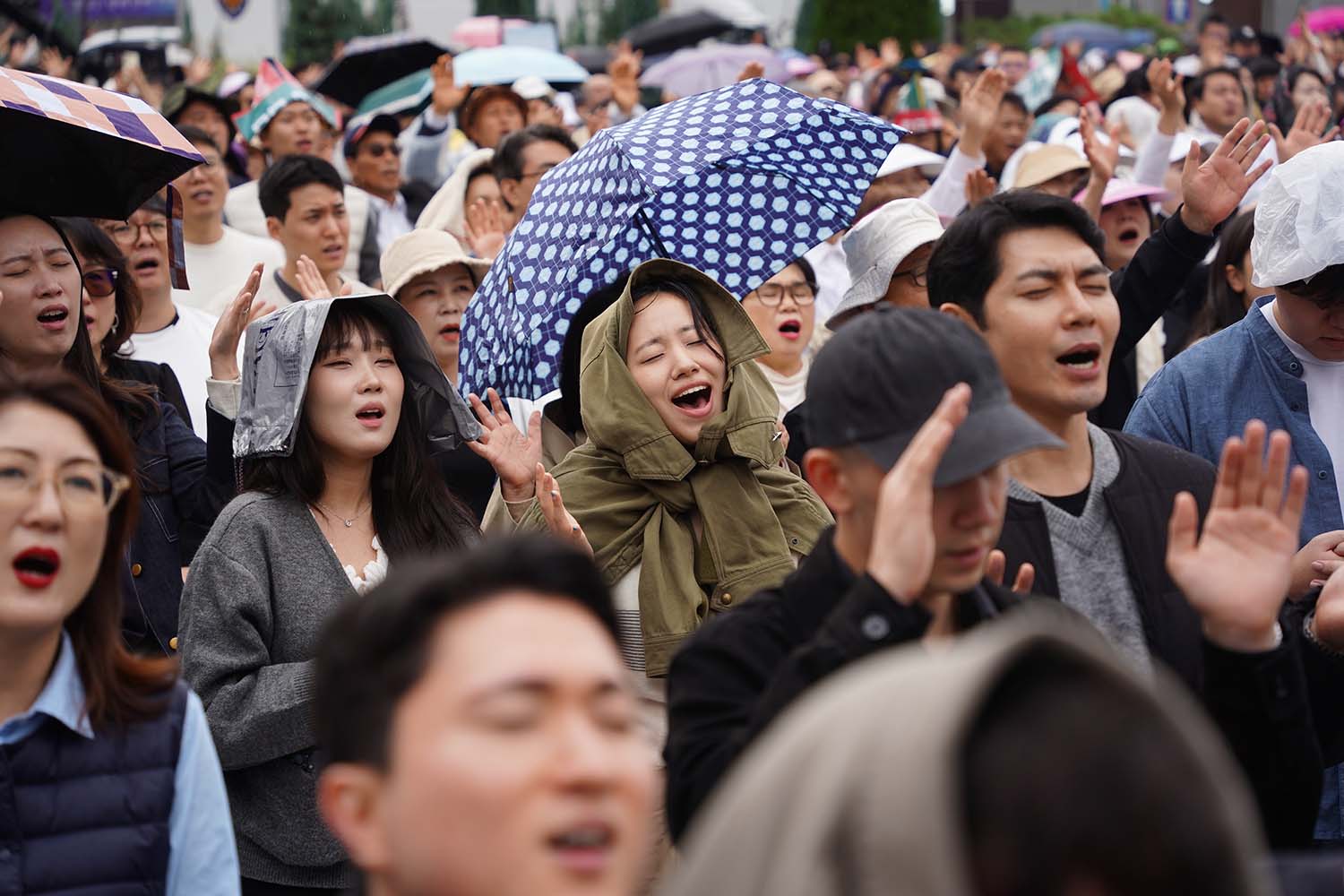 ▲10.27 한국교회 200만 연합예배 및 큰 기도회에 참석한 성도들. 사진은 서울시청 앞 광장 인근 참석자들 모습. ⓒ송경호 기자