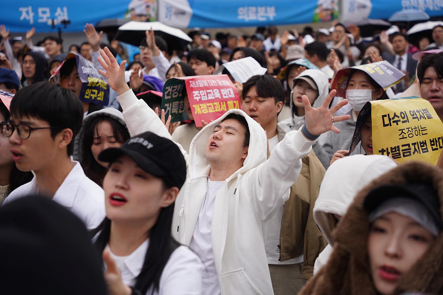 ▲10.27 한국교회 200만 연합예배 및 큰 기도회에 참석한 성도들. 사진은 서울시청 앞 광장 인근 참석자들 모습. ⓒ송경호 기자