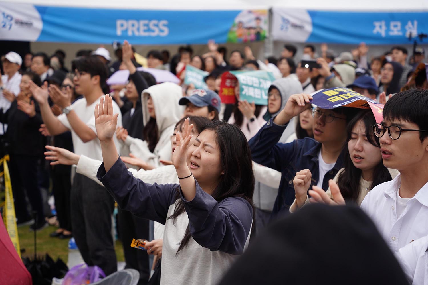 ▲10.27 한국교회 200만 연합예배 및 큰 기도회에 참석한 성도들. 사진은 서울시청 앞 광장 인근 참석자들 모습. ⓒ송경호 기자