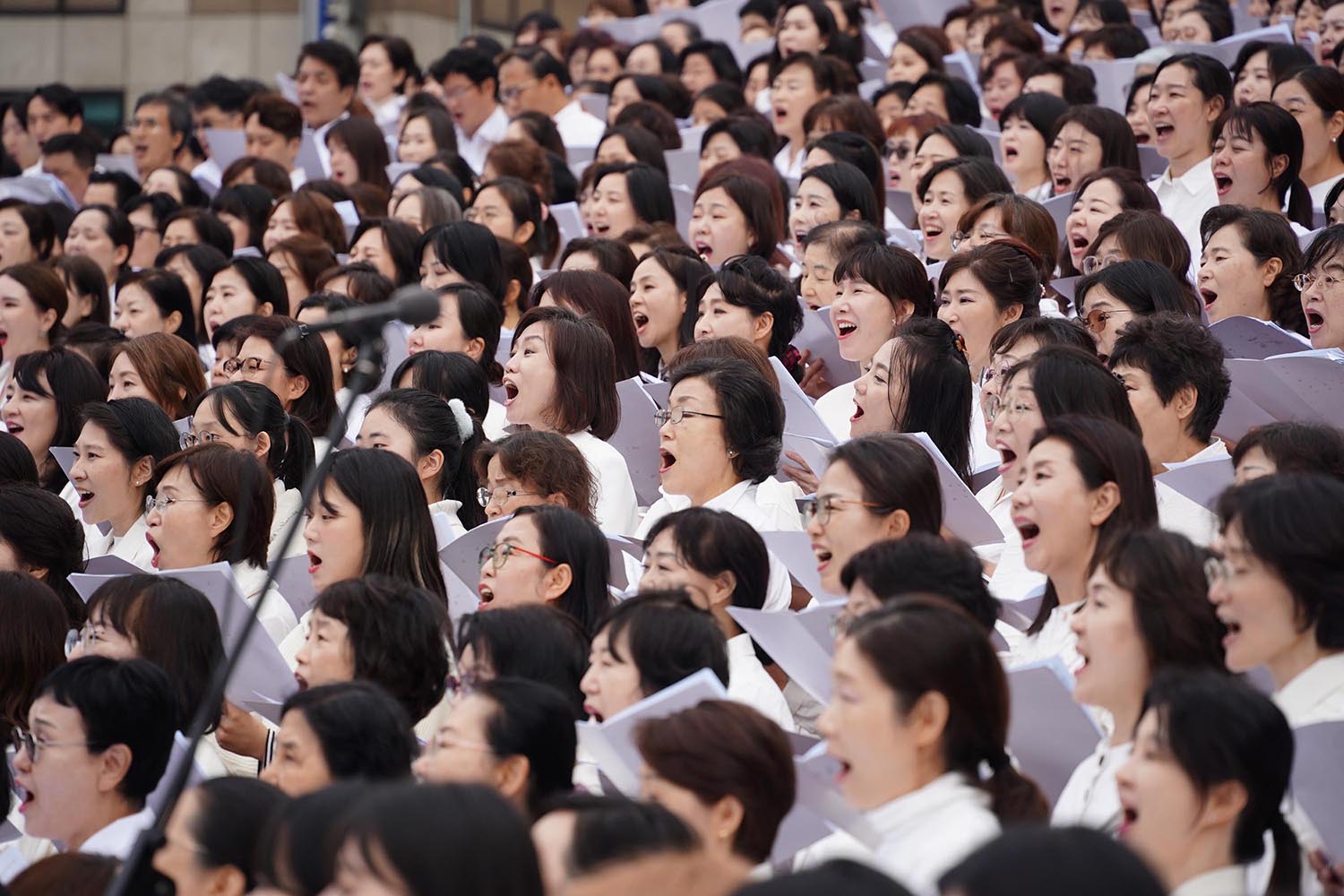 ▲10.27 한국교회 200만 연합예배 및 큰 기도회에 참석한 성도들. 사진은 서울시청 앞 광장 인근 참석자들 모습. ⓒ송경호 기자