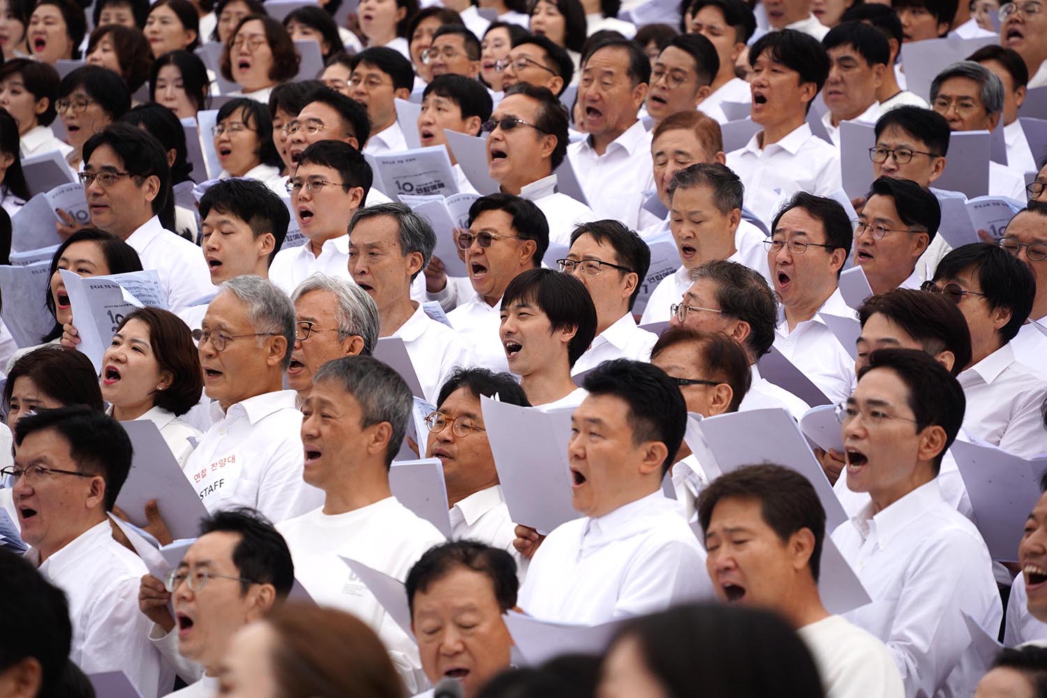 ▲10.27 한국교회 200만 연합예배 및 큰 기도회에 참석한 성도들. 사진은 서울시청 앞 광장 인근 참석자들 모습. ⓒ송경호 기자