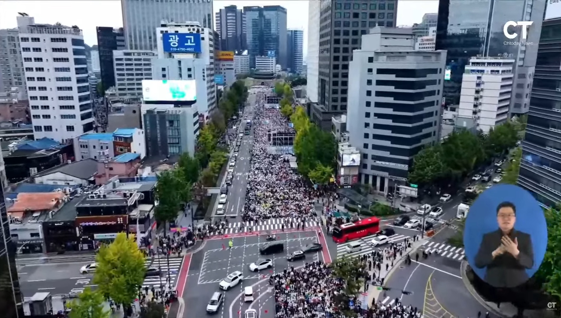 ▲10.27 한국교회 200만 연합예배 및 큰 기도회가 개최된 서울시청 앞 광장, 광화문, 여의도, 서울역 일대에서 드론으로 촬영한 모습들. ⓒ크리스천투데이 유튜브