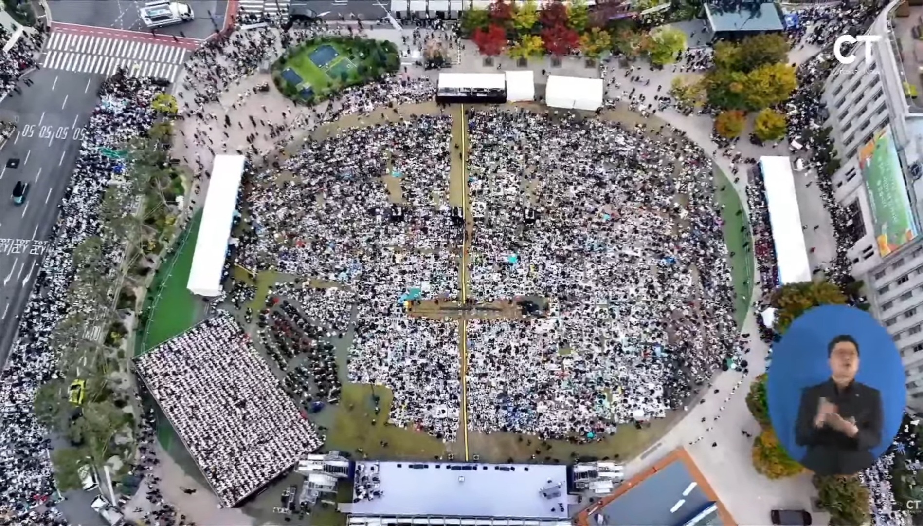 ▲10.27 한국교회 200만 연합예배 및 큰 기도회가 개최된 서울시청 앞 광장, 광화문, 여의도, 서울역 일대에서 드론으로 촬영한 모습들. ⓒ크리스천투데이 유튜브.