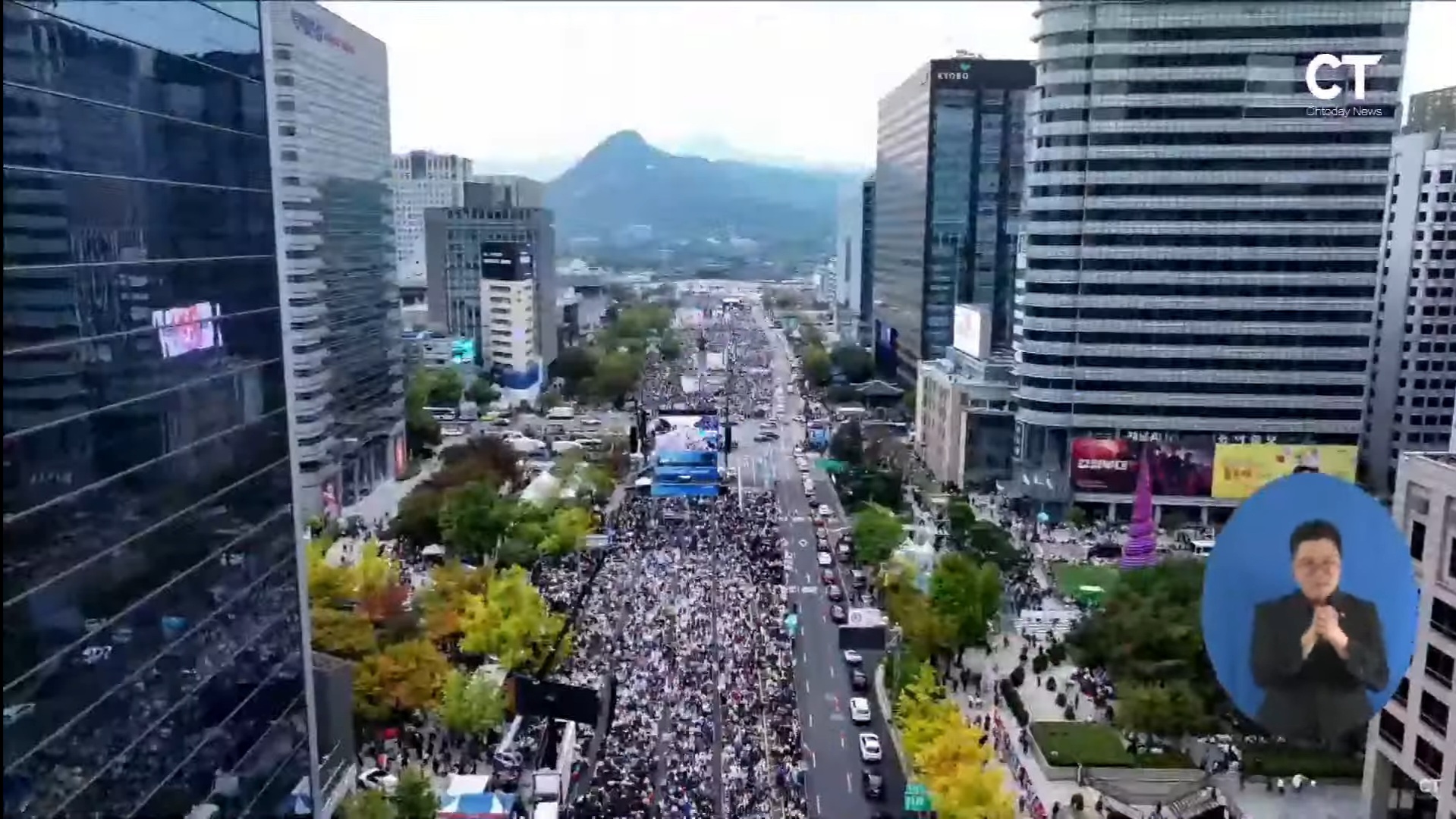 ▲10.27 한국교회 200만 연합예배 및 큰 기도회가 개최된 서울시청 앞 광장, 광화문, 여의도, 서울역 일대에서 드론으로 촬영한 모습들. ⓒ크리스천투데이 유튜브