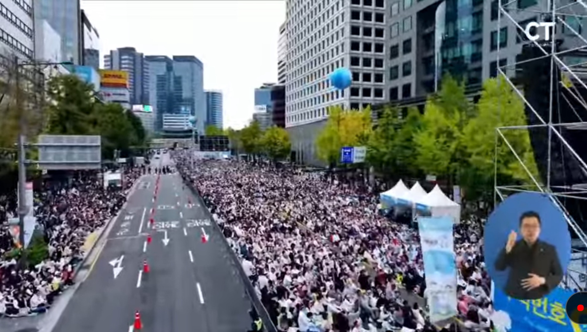 ▲10.27 한국교회 200만 연합예배 및 큰 기도회가 개최된 서울시청 앞 광장, 광화문, 여의도, 서울역 일대에서 드론으로 촬영한 모습들. ⓒ크리스천투데이 유튜브