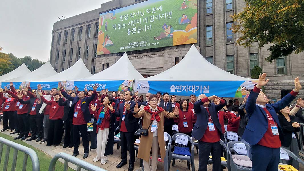 ▲조직위원회 주요 목회자들이 손을 들고 기도하고 있다. ⓒ송경호 기자