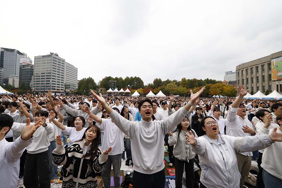 ▲청년들이 기도하고 있다. ⓒ조직위